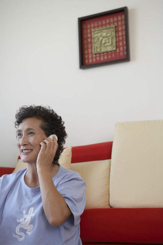 老年人,一个人,家庭,坐,打电话,微笑,竖图,室内,侧面,仰视,技术,北京,中国,亚洲,T恤,现代,活力,摄影,退休,起居室,愉悦,老年女性,女人,女性,中国人,半身,彩图,低角度拍摄