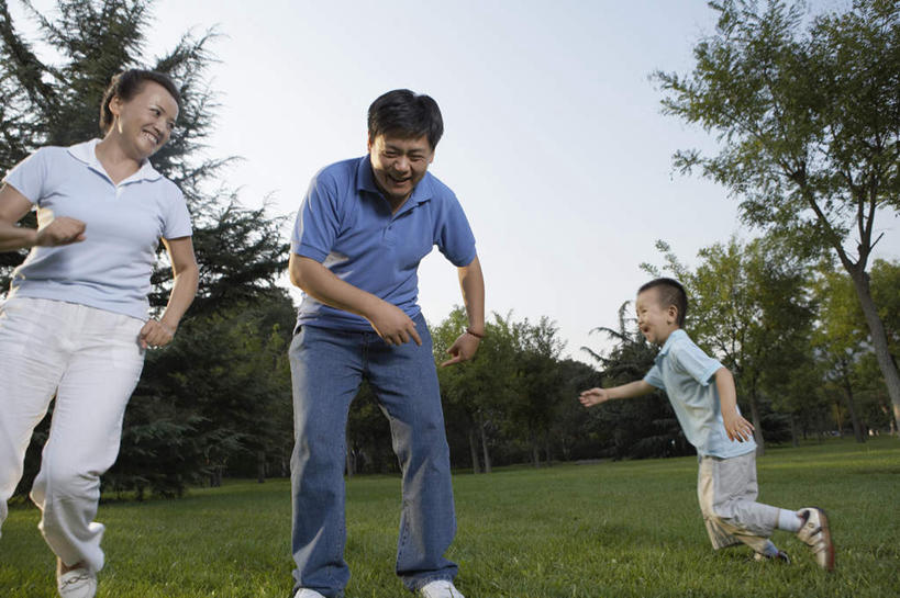 中年人,三个人,家庭,丈夫,妻子,女儿,儿子,公园,跑,笑,横图,正面,仰视,游戏,幸福,北京,中国,亚洲,T恤,牛仔裤,刺激,草,绿色,自然,夏天,乐趣,童年,摄影,享乐,播放,无忧无虑,男孩,中年男性,中年女性,中国人,彩图,低角度拍摄,爱,欢乐