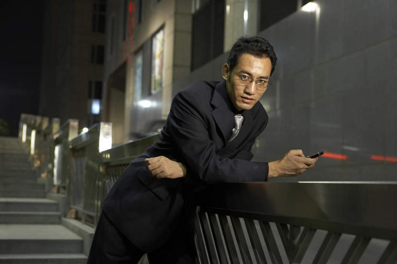 一个人,站,打电话,横图,侧面,仰视,商务,技术,城市,北京,中国,亚洲,套装,裤子,眼镜,领带,现代,看,摄影,便利,年轻男性,中国人,年轻人,彩图,低角度拍摄