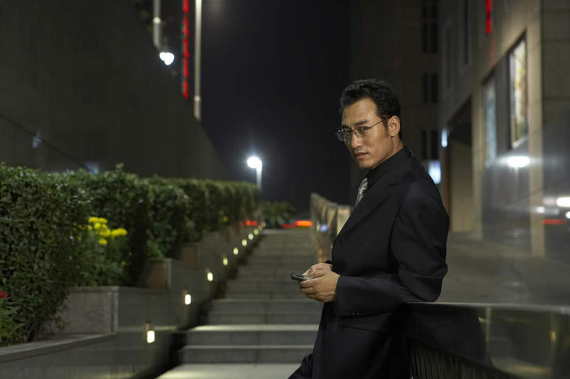 一个人,站,横图,留白,侧面,仰视,商务,技术,城市,北京,中国,亚洲,套装,裤子,眼镜,领带,现代,看,摄影,便利,年轻男性,中国人,年轻人,彩图,低角度拍摄