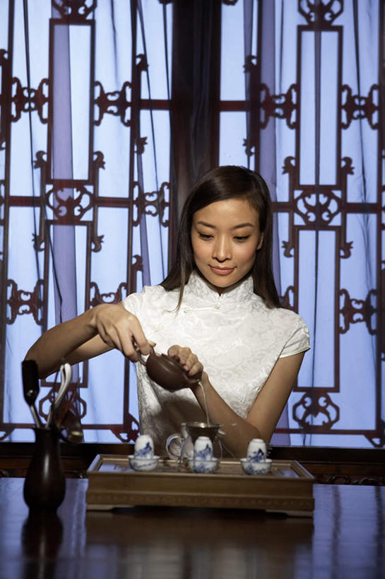 东方人,成年人,一个人,服务员,坐,微笑,竖图,室内,正面,美景,窗户,窗帘,家具,桌子,中国,亚洲,仅一个年轻女性,仅一个女性,仅一个人,倒,喝,装饰,木制,灯笼,雕刻,景观,茶道,茶叶,古典,传统,饮食,自然,茶壶,装饰物,工艺品,茶馆,百叶帘,景色,放松,服务,生活方式,红木,宁静,复杂,高雅,中国文化,自然风光,华贵,和平,古典风格,东亚,厨房器具,热饮,东亚文化,北京市,颜料盘,技能,年轻女性,女人,女性,亚洲人,中国人,年轻人,长发,服务生,侍者,茶杯,半身,彩图,传统服装,餐馆,传统文化