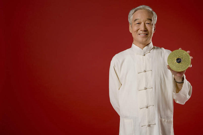 老年人,一个人,站,横图,室内,正面,仰视,北京,中国,亚洲,方向,手势,摄影,罗盘,中国文化,老年男性,男人,男性,中国人,彩图,低角度拍摄,影棚拍摄,打手势