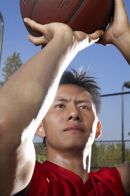 东方人,成年人,脸,头,脸颊,肌肉,健壮,一个人,学生,运动员,举,竖图,俯视,航拍,室外,白天,正面,运动服,锻炼,游戏,运动,信心,竞争,北京,亚洲,仅一个男性,仅一个人,射门,瓷器,篮球框,篮球场,球场,训练,投篮,篮球运动员,拿着,肩膀,球,树,仅一个年轻男性,红色,蓝色,天空,夏天,托,休闲,健康,放松,活力,力量,摄影,青春,迅速,准确,姿态,酷,享乐,强壮,鸟瞰,运送,决心,瞄准,努力,挑战,篮球运动,东亚,技能,能力,男人,男性,年轻男性,亚洲人,中国人,年轻人,头部,脸部,脸蛋,面部,休闲活动,体育运动员,运动选手,举起,举手,举着,向上举,向上伸,向上托,彩图,高角度拍摄