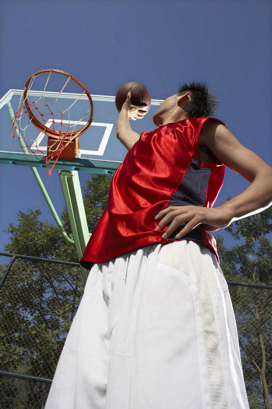 东方人,成年人,肌肉,健壮,一个人,运动员,站,跳,举,竖图,俯视,航拍,室外,白天,侧面,仰视,运动服,锻炼,游戏,运动,信心,竞争,北京,亚洲,仅一个男性,仅一个人,射门,伸展,短裤,瓷器,篮球框,篮球场,球场,训练,投篮,篮球运动员,拿着,球,树,仅一个年轻男性,红色,蓝色,天空,夏天,托,健康,活力,力量,摄影,青春,专心,准确,姿态,酷,敏捷,强壮,鸟瞰,运送,体育器械,决心,瞄准,等,反差,挑战,篮球运动,东亚,队服,万里无云,技能,能力,男人,男性,年轻男性,亚洲人,中国人,年轻人,休闲活动,体育运动员,运动选手,举起,举手,举着,向上举,向上伸,向上托,彩图,低角度拍摄,高角度拍摄