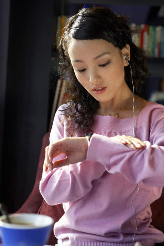 咖啡,一个人,学生,书店,坐,竖图,室内,白天,侧面,仰视,毛衣,陶醉,快乐,城市,北京,日光,中国,亚洲,咖啡杯,音乐,听,音乐播放器,桌布,随身听,看,享受,休息,休闲,舒服,思考,放松,想,凝视,摄影,享乐,MP3播放器,年轻女性,中国人,年轻人,休闲活动,半身,彩图,低角度拍摄,播放器,沉醉