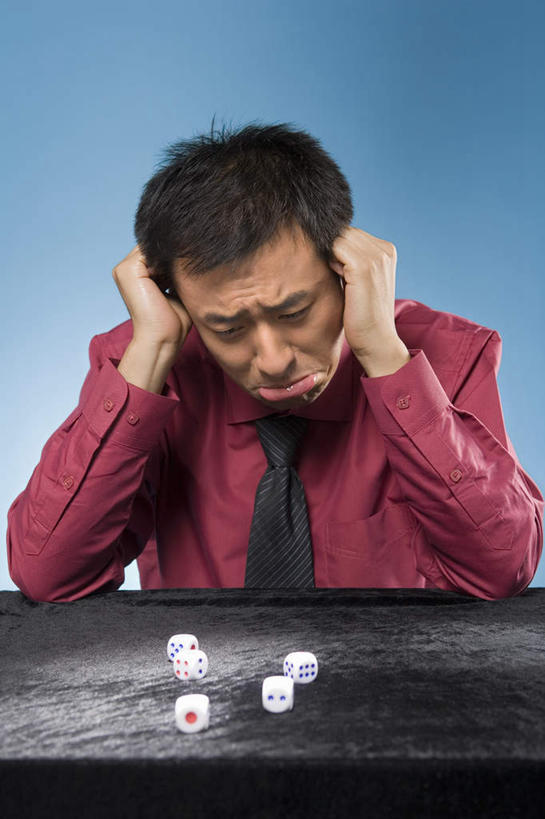 一个人,商务人士,坐,微笑,横图,室内,正面,仰视,幸福,北京,中国,亚洲,骰子,领带,手势,想,财富,摄影,中国文化,年轻男性,中国人,年轻人,彩图,低角度拍摄,影棚拍摄,打手势