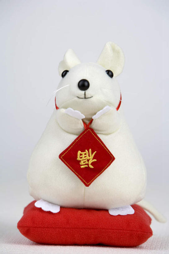 竖图,室内,正面,仰视,桌子,老鼠,玩具,北京,中国,春节,亚洲,十二生肖,红色,白色,摄影,古董,鼠,繁荣,元旦,式样,开端,彩图,低角度拍摄,影棚拍摄,传统节日