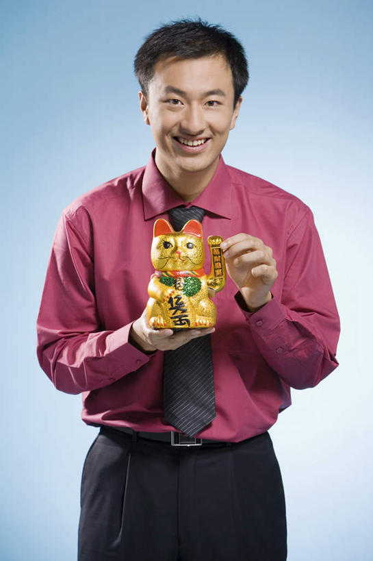 一个人,商务人士,坐,微笑,竖图,室内,正面,仰视,幸福,北京,中国,亚洲,裤子,领带,手势,想,财富,摄影,中国文化,年轻男性,中国人,年轻人,彩图,低角度拍摄,影棚拍摄,打手势