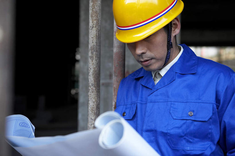 东方人,中年人,老年人,一个人,工程师,建筑工人,建筑师,站,横图,室外,白天,侧面,建筑业,城市,建筑,摩天大楼,北京,中国,亚洲,工作,过道,拿着,现代,脚手架,工人,安全帽,建筑工地,职业,读书,工业,摄影,生长,保护,工程,专心,蓝图,挑战,东亚,发展,计划书,贡献,技能,进展,老年男性,男人,男性,亚洲人,中国人,设计,员工,半身,彩图,匠人,劳动者,体力工,建筑承包商