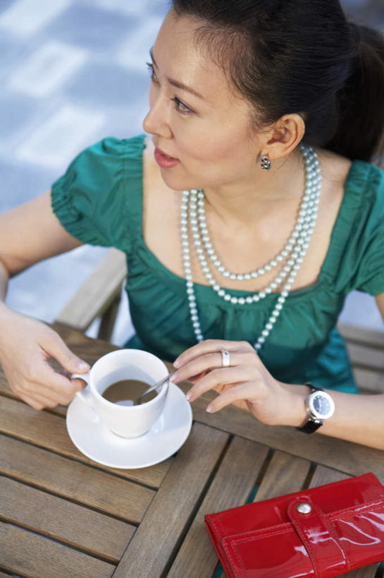 咖啡,一个人,商务人士,商务女性,坐,微笑,竖图,俯视,室外,正面,裙子,桌子,北京,中国,亚洲,套装,木制,遮阳伞,咖啡杯,现代,饮食,唇膏,休闲,假日,舒服,放松,摄影,高雅,商务装,工薪阶层,年轻女性,女人,中国人,年轻人,白领,上班族,玻璃杯,彩图,高角度拍摄