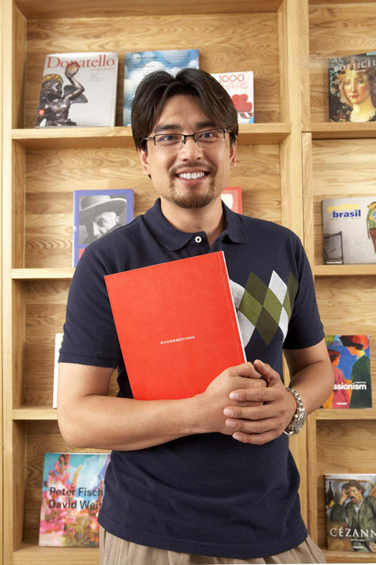 一个人,商务人士,站,微笑,竖图,室内,正面,仰视,桌子,杂志,北京,中国,亚洲,眼镜,墙,T恤,现代,饮食,休闲,假日,安静,摄影,知识,文学,年轻男性,中国人,年轻人,书,彩图,低角度拍摄