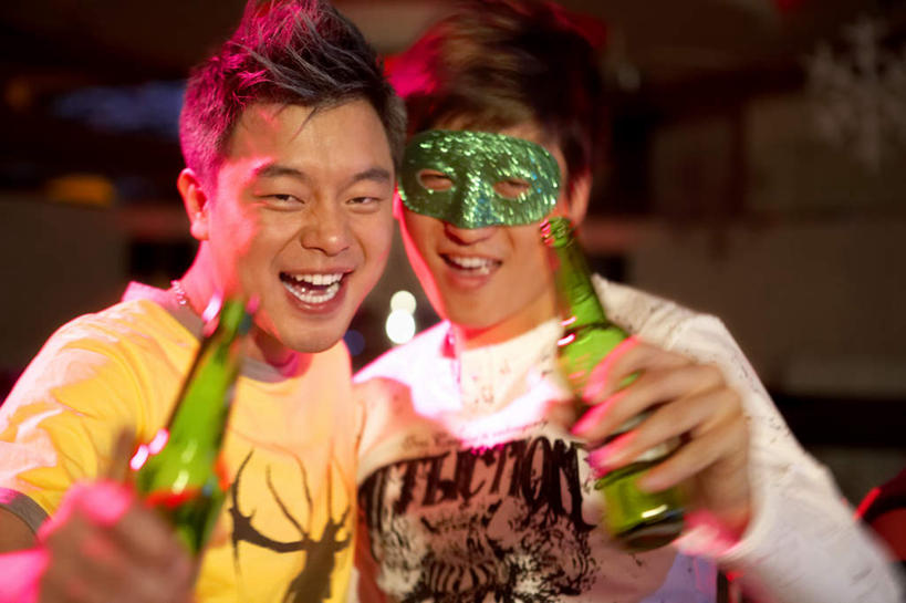 东方人,成年人,两个人,酒吧,笑,微笑,露齿笑,横图,室内,夜晚,正面,运动模糊,度假,时尚,夜生活,快乐,满意,兴奋,友谊,幸福,热情,北京,亚洲,喝,庆祝,瓷器,酒类,休闲装,娱乐,饮食,刺激,酒,饮料,瓶子,休闲,眼罩,放松,幻想,活力,举杯,遮,遮掩,摄影,照亮,掩盖,享乐,遮挡,愉悦,面罩,夜总会,梦想,东亚,遮盖,掩饰,快活,欢愉,康乐,团结,男人,年轻男性,亚洲人,中国人,年轻人,休闲活动,半身,彩图,高兴,欢乐,精力,比尔