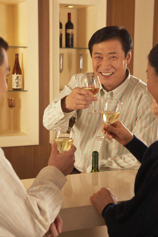 东方人,成年人,中年人,老年人,三个人,家庭,父母,坐,微笑,竖图,室内,正面,毛衣,衬衫,快乐,友谊,幸福,吧台,北京,亚洲,喝,欢呼,朦胧,模糊,庆祝,瓷器,房屋,公寓,酒类,杯,拿着,休闲装,饮食,酒,酒瓶,饮料,休闲,舒服,温暖,温馨,一家人,放松,举杯,摄影,和睦,起居室,享乐,葡萄酒杯,东亚,快活,欢愉,康乐,老年男性,男人,年轻女性,女人,亚洲人,中国人,年轻人,休闲活动,半身,彩图,高兴,利口酒杯,融洽,传统文化,传统节日