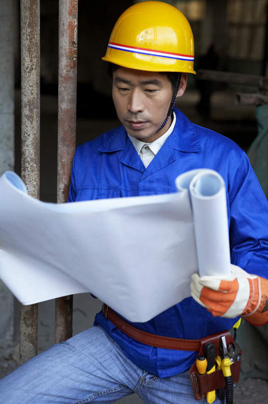 东方人,成年人,中年人,老年人,一个人,工程师,建筑工人,建筑师,站,竖图,室外,白天,正面,信心,建筑业,城市,建筑,摩天大楼,北京,亚洲,工作,瓷器,过道,拿着,牛仔裤,现代,脚手架,工人,安全帽,手套,建筑工地,职业,读书,工业,摄影,生长,保护,工程,专心,蓝图,挑战,东亚,发展,计划书,贡献,技能,进展,老年男性,男人,男性,亚洲人,中国人,设计,员工,彩图,匠人,劳动者,体力工,建筑承包商