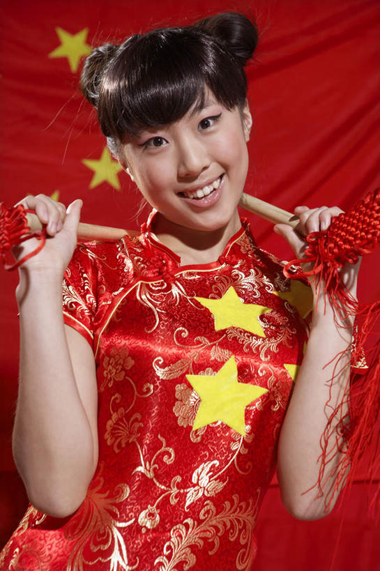 一个人,站,笑,微笑,露齿笑,竖图,室内,正面,仰视,快乐,运动,旗帜,北京,中国,亚洲,旗袍,欢呼,标语,红色,看,职业,摄影,啦啦队,挑战,爱国主义,军号,技能,年轻女性,中国人,半身,彩图,低角度拍摄,影棚拍摄,传统服装,欢乐