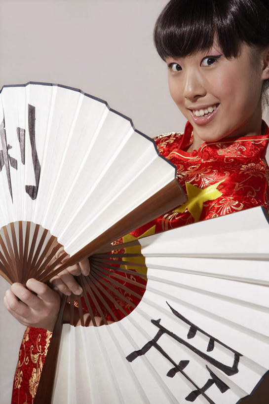 一个人,笑,微笑,露齿笑,竖图,室内,正面,仰视,快乐,北京,中国,亚洲,旗袍,欢呼,扇子,红色,看,职业,摄影,啦啦队,挑战,爱国主义,技能,年轻女性,中国人,半身,彩图,低角度拍摄,影棚拍摄,传统服装,欢乐,精力