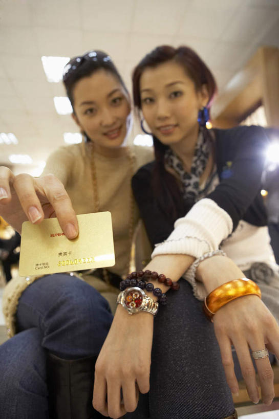 东方人,成年人,一个人,两个人,姐妹,商店,站,坐,笑,微笑,露齿笑,竖图,室内,白天,镜头眩光,购物,商务,时尚,讨论,快乐,满意,通讯,友谊,幸福,分享,信心,信用卡,消费,城市,珠宝,北京,亚洲,仅一个年轻女性,仅一个女性,仅一个人,并排,瓷器,拿着,牛仔裤,休闲装,现代,顾客,太阳镜,围巾,职业,休闲,零售,财富,金融,摄影,生活方式,便利,享乐,付款,愉悦,都市风光,购买,华贵,金卡,出示,选择,渴望,东亚,珠宝店,无忧无虑,年轻女性,女人,女性,亚洲人,中国人,年轻人,休闲活动,彩图,欢乐,购物中心,赛尔,闺密