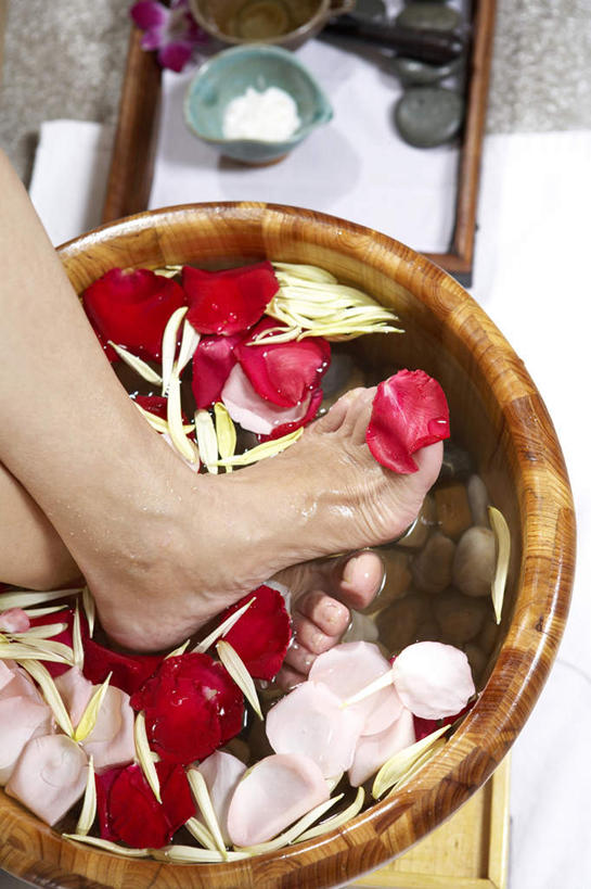 一个人,坐,竖图,俯视,室内,爱情,按摩,化妆,美容,快乐,幸福,纯洁,热情,水,玫瑰,北京,亚洲,护肤,朦胧,模糊,装饰,盛开,瓷器,玫瑰花,浪漫,花蕾,餐盘,干净,花,花瓣,花朵,鲜花,自然,碗,花苞,花蕊,保养,享受,休息,休闲,健康,舒服,温暖,温馨,赤脚,恩爱,放松,SPA水疗,保健,足浴,温泉浴场,摄影,部分,光滑,和睦,高雅,舒适,享乐,华贵,感动,足,东亚,养颜,尊敬,细腻,平滑,天真,刺玫花,徘徊花,年轻女性,女人,中国人,年轻人,石块,岩石,休闲活动,矿泉疗养地,双腿交叉,彩图,高角度拍摄,水疗,SPA美容,融洽,浸渍