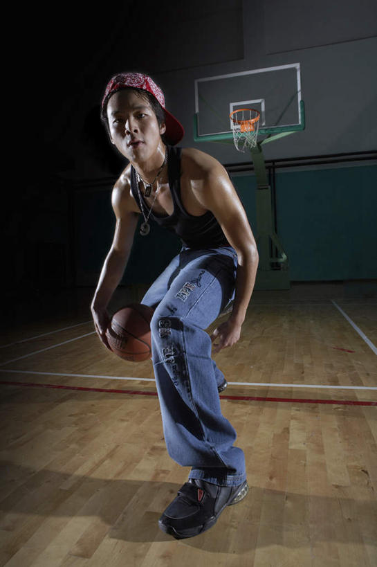 东方人,健壮,一个人,体育馆,健身房,运动场,站,蹲,竖图,室内,时尚,游戏,运动,信心,北京,亚洲,仅一个男性,仅一个人,棒球帽,瓷器,球场,竞技运动,篮球运动员,拿着,牛仔裤,休闲装,体育场,球,仅一个年轻男性,个性,摄影,专心,酷,嘻哈,风格,肖像,街头篮球,篮球运动,东亚,运动馆,技能,男人,男性,年轻男性,亚洲人,中国人,年轻人,彩图,韧性,态度