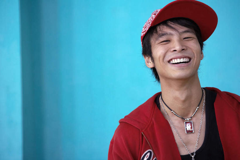 东方人,少年,脸,头,脸颊,一个人,站,笑,微笑,露齿笑,横图,室内,留白,正面,时尚,游戏,快乐,兴奋,幸福,信心,北京,亚洲,仅一个男性,仅一个人,棒球帽,瓷器,竞技运动,篮球运动员,休闲装,刺激,肩膀,球,仅一个年轻男性,蓝色,个性,摄影,专心,酷,嘻哈,享乐,风格,肖像,街头篮球,篮球运动,东亚,无忧无虑,体育活动,男人,男性,年轻男性,亚洲人,中国人,年轻人,头部,脸部,脸蛋,面部,彩图,影棚拍摄,态度