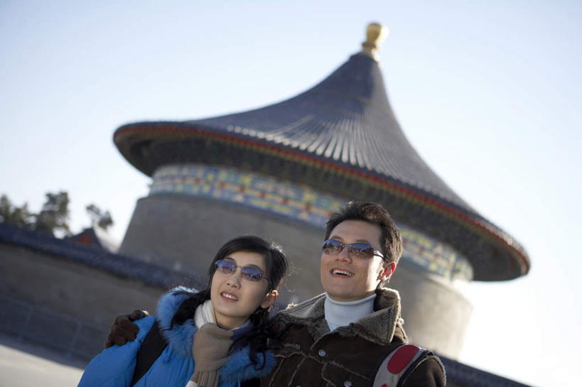 东方人,成年人,中年人,脸,头,脸颊,两个人,家庭,丈夫,妻子,公园,天坛,站,微笑,横图,室外,白天,留白,正面,旅游,度假,快乐,探险,幸福,北京,亚洲,行人,游客,游人,连接,瓷器,大门,休闲装,外套,路人,旅客,肩膀,手套,太阳镜,围巾,地标建筑,休闲,健康,放松,搭,摄影,生活方式,享乐,早晨,搭着,关爱,肖像,梦想,想象,东亚,背包客,快活,欢愉,康乐,异性恋,过客,中午,中年男性,中年女性,亚洲人,中国人,头部,脸部,脸蛋,面部,休闲活动,彩图,旅行,爱,高兴,伴侣,白日梦