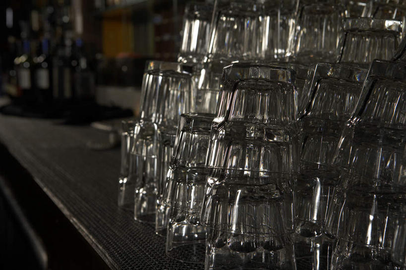 无人,酒吧,横图,室内,白天,吧台,静物,玻璃,北京,亚洲,一排,许多,堆叠,丰富,整齐,瓷器,眼镜,很多,干净,排列,啤酒杯,舒服,摄影,顺序,队列,东亚,彩图,酒馆