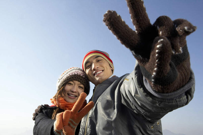 两个人,夫妻,坐,笑,微笑,露齿笑,横图,室外,白天,正面,仰视,爱情,旅游,度假,快乐,探险,友谊,幸福,纯洁,帽子,北京,亚洲,连接,瓷器,浪漫,休闲装,外套,手套,围巾,休闲,恩爱,可爱,探索,童年,童趣,搭,约会,恋人,摄影,享乐,早晨,搭着,户外活动,童真,东亚,烂漫,无邪,万里无云,茄克,快活,欢愉,康乐,异性恋,冒险,天真,中午,男人,男性,年轻男性,年轻女性,女人,女性,中国人,年轻人,夫妇,情侣,休闲活动,拥抱,半身,彩图,低角度拍摄,旅行,爱,高兴,伴侣,挨着,和平手势