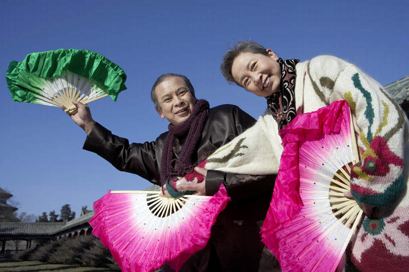 东方人,老年人,两个人,家庭,夫妻,丈夫,妻子,公园,天坛,站,举,微笑,横图,室外,白天,正面,仰视,爱情,快乐,幸福,太阳,北京,日光,中国,亚洲,表演,折扇,浪漫,挥手,拿着,休闲装,粉色,托,休闲,健康,温暖,温馨,一家人,恩爱,放松,恋人,摄影,生活方式,和睦,退休,创造力,享乐,中国文化,东亚,万里无云,快活,欢愉,康乐,异性恋,无忧无虑,老年男性,老年女性,男人,男性,女人,女性,亚洲人,中国人,夫妇,情侣,休闲活动,举起,举手,举着,向上举,向上伸,向上托,半身,彩图,低角度拍摄,高兴,舞蹈,伴侣,融洽,传统文化,人老心不老,扇舞