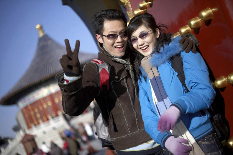 东方人,成年人,中年人,两个人,丈夫,妻子,公园,天坛,站,笑,微笑,露齿笑,横图,室外,白天,正面,旅游,度假,快乐,幸福,北京,亚洲,行人,游客,游人,连接,瓷器,大门,休闲装,外套,路人,旅客,手套,太阳镜,围巾,地标建筑,休闲,健康,放松,搭,摄影,生活方式,享乐,早晨,搭着,关爱,梦想,想象,东亚,背包客,快活,欢愉,康乐,异性恋,过客,中午,中年男性,中年女性,亚洲人,中国人,休闲活动,拥抱,半身,彩图,旅行,爱,高兴,伴侣,挨着,和平手势,白日梦