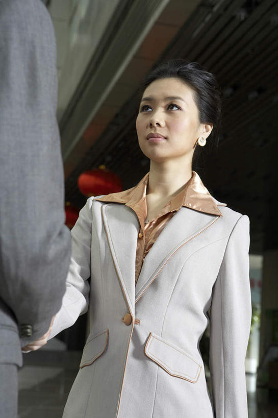 成年人,中年人,两个人,同事,商务人士,商务男性,商务女性,办公室,站,握手,竖图,室内,白天,侧面,衬衫,商务,成功,合作,团队,集体,信心,技术,北京,亚洲,套装,正装,瓷器,队伍,职业,面对面,同意,摄影,希望,权威,领导,经理,成就,问候,肖像,商务装,合伙,领袖,工薪阶层,渴望,东亚,计划书,男人,中年女性,中国人,年轻人,白领,上班族,半身,彩图,衬衣,首席执行官