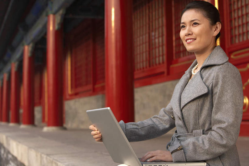 一个人,商务人士,商务女性,故宫,坐,横图,室外,侧面,仰视,毛衣,商务,笔记本电脑,门,项链,北京,中国,亚洲,花纹,套装,红色,自然,摄影,环境,中国文化,商务装,网上冲浪,工薪阶层,万里无云,式样,年轻女性,中国人,年轻人,白领,上班族,石块,彩图,低角度拍摄