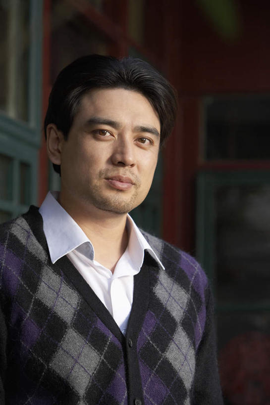 中年人,一个人,家庭,站,微笑,竖图,室外,正面,仰视,毛衣,衬衫,快乐,北京,中国,亚洲,裤子,墙,庭院,冬天,院子,放松,摄影,针织,专心,后院,心房,无忧无虑,中年男性,中国人,半身,彩图,低角度拍摄,爱