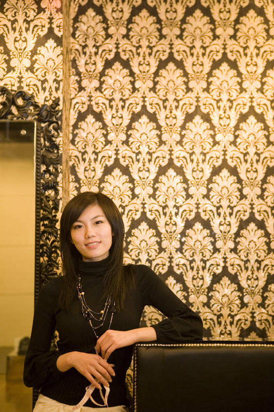 一个人,商店,站,笑,微笑,露齿笑,竖图,正面,仰视,毛衣,购物,时尚,快乐,满意,窗户,落地窗,橱窗,北京,亚洲,墙,休闲装,现代,顾客,玻璃窗,看,零售,摄影,服装店,珠宝店,玻璃橱窗,年轻女性,中国人,年轻人,休闲活动,半身,彩图,低角度拍摄,欢乐