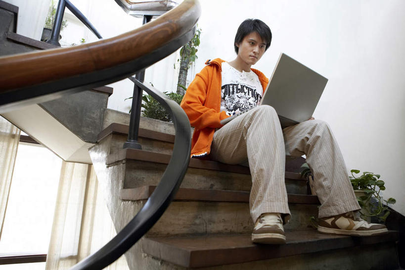 东方人,一个人,学生,坐,横图,室内,白天,正面,仰视,通讯,笔记本电脑,技术,楼梯,北京,亚洲,仅一个男性,仅一个人,敲打,电子邮件,瓷器,房屋,公寓,教育,联系,休闲装,输入,仅一个年轻男性,打字,放松,摄影,点击,敲击,专心,起居室,知识,愉悦,网上冲浪,东亚,无线电技术,按键,计算机,男人,男性,年轻男性,亚洲人,中国人,年轻人,彩图,低角度拍摄,咖啡馆,独处