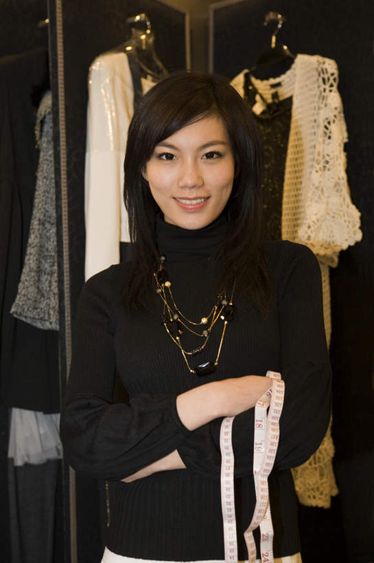 一个人,商店,站,笑,微笑,露齿笑,竖图,正面,仰视,毛衣,购物,时尚,快乐,满意,窗户,落地窗,橱窗,北京,亚洲,墙,休闲装,现代,顾客,玻璃窗,看,零售,摄影,服装店,珠宝店,玻璃橱窗,年轻女性,中国人,年轻人,休闲活动,半身,彩图,低角度拍摄,欢乐