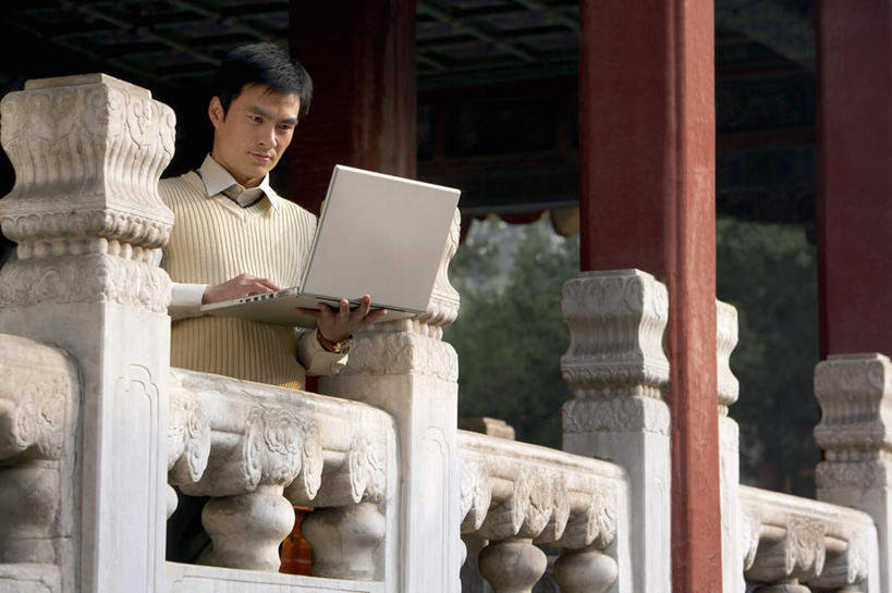 一个人,商务人士,商务男性,故宫,站,横图,室外,正面,仰视,毛衣,衬衫,商务,笔记本电脑,互联网,技术,北京,中国,亚洲,套装,工作,树,红色,绿色,自然,摄影,中国文化,商务装,网上冲浪,工薪阶层,万里无云,年轻男性,中国人,年轻人,白领,上班族,石块,彩图,低角度拍摄,衬衣