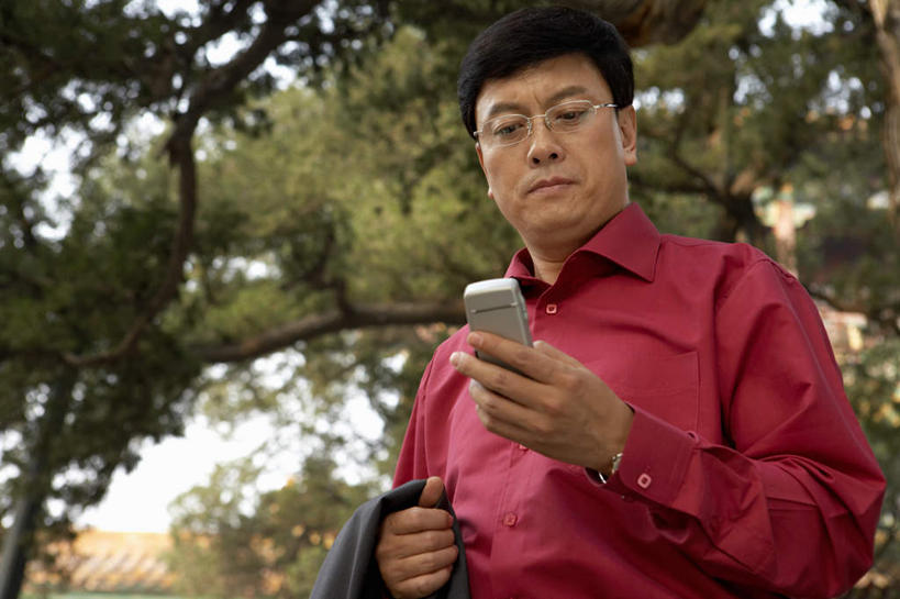 中年人,站,横图,室外,正面,衬衫,商务,手机,北京,中国,亚洲,套装,眼镜,树,红色,绿色,自然,摄影,中国文化,万里无云,中年男性,石块,仰头,彩图