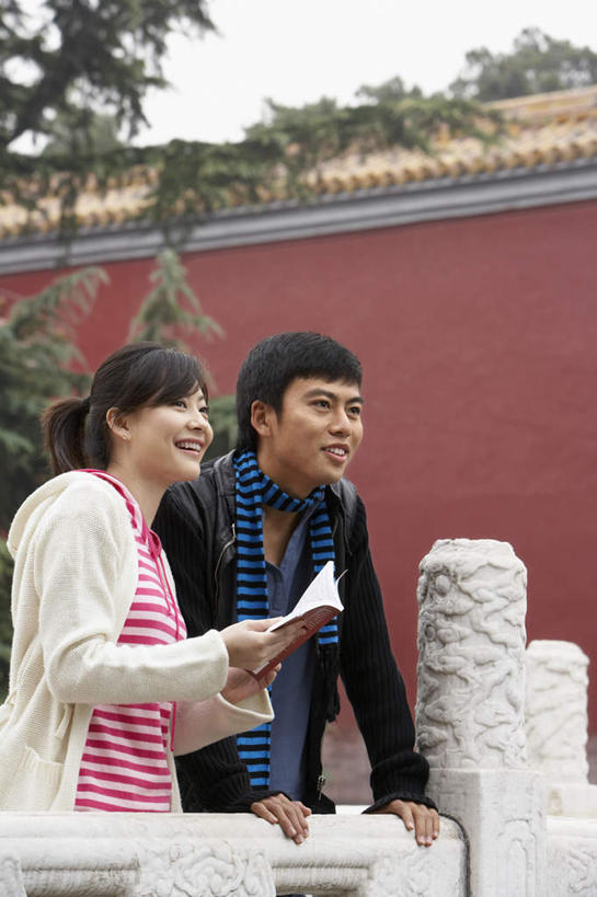 两个人,公园,故宫,站,微笑,竖图,室外,侧面,仰视,毛衣,旅游,度假,快乐,友谊,北京,中国,墙,T恤,方向,太庙,围巾,休闲,放松,摄影,享乐,东亚,年轻男性,年轻女性,中国人,年轻人,书,彩图,低角度拍摄,好奇心
