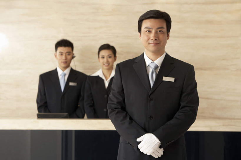 东方人,成年人,中年人,三个人,前台,服务员,办公室,宾馆,站,微笑,横图,室内,正面,衬衫,制服,商务,快乐,团队,桌子,酒店,亚洲,捆扎,套装,办公桌,围墙,书桌,白色,职业,服务台,办公大楼,服务,酒家,礼节,旅社,效率,经理,门卫,东亚,北京市,接待员,年轻男性,年轻女性,中年男性,亚洲人,中国人,年轻人,白领,服务生,侍者,电话机,半身,彩图,旅行,客店,客栈,旅店,旅馆,帮助台,呼叫台,商旅,办公室职员,商务旅行,客户服务代表