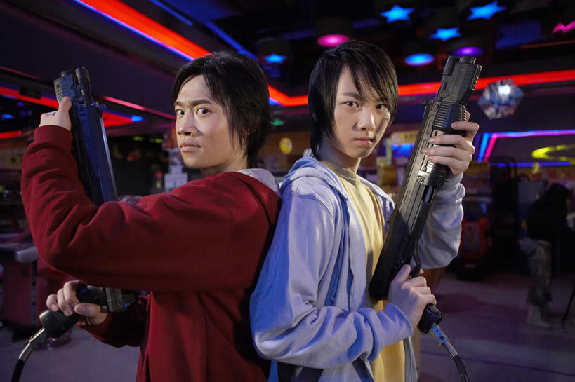 东方人,少年,成年人,一个人,两个人,学生,站,横图,室内,正面,毛衣,度假,夜生活,游戏,快乐,兴奋,友谊,中国,亚洲,仅一个男性,仅一个人,冲突,枪支,休闲装,仅一个年轻男性,背靠背,休闲,放松,活力,模仿,照亮,荧光,专心,享乐,扳指,游戏厅,东亚,北京市,男人,男性,年轻男性,亚洲人,中国人,年轻人,休闲活动,半身,彩图,电子游戏机,计算机游戏