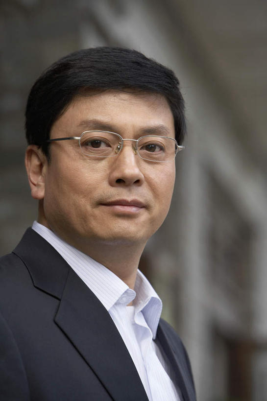 中年人,一个人,商务人士,商务男性,站,竖图,正面,仰视,衬衫,北京,中国,套装,眼镜,摄影,商务装,工薪阶层,东亚,中年男性,中国人,白领,上班族,半身,彩图,低角度拍摄,衬衣