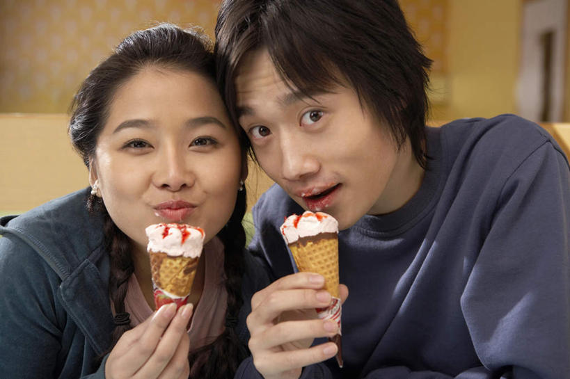 东方人,少年,成年人,脸,头,脸颊,一个人,两个人,学生,坐,吃,横图,竖图,室内,正面,爱情,友谊,中国,亚洲,仅一个男性,仅一个年轻女性,仅一个女性,仅一个人,圆锥,美味,浪漫,拿着,休闲装,饮食,肩膀,仅一个年轻男性,两个,社区,快餐,休闲,温暖,温馨,恩爱,放松,恋人,快餐店,和睦,享乐,愉悦,饥饿,东亚,北京市,异性恋,男人,男性,年轻男性,年轻女性,女人,女性,亚洲人,中国人,年轻人,头部,脸部,脸蛋,面部,情侣,半身,彩图,爱,餐馆,咖啡馆,冰淇淋店,伴侣,融洽,挨着,饿