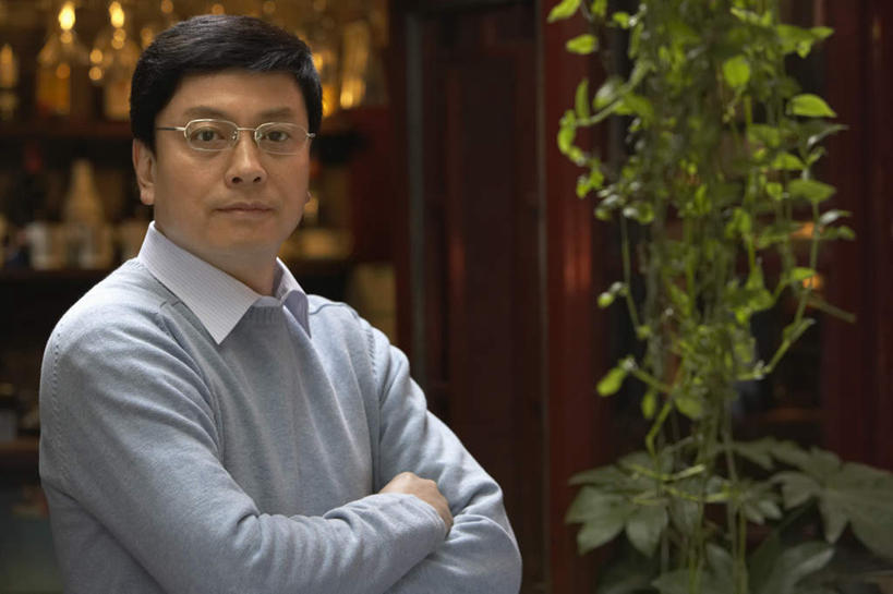 中年人,一个人,商务人士,商务男性,站,横图,正面,毛衣,衬衫,植物,北京,中国,套装,眼镜,大门,放松,摄影,商务装,工薪阶层,东亚,中年男性,中国人,白领,上班族,半身,彩图,衬衣