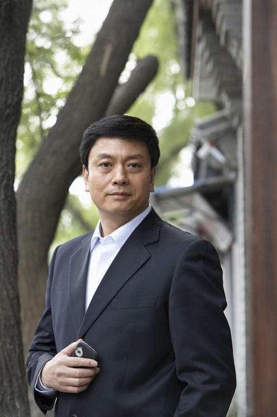 中年人,一个人,商务人士,商务男性,站,微笑,竖图,正面,仰视,衬衫,手机,北京,中国,套装,树,摄影,商务装,工薪阶层,东亚,中年男性,中国人,白领,上班族,半身,彩图,低角度拍摄,衬衣