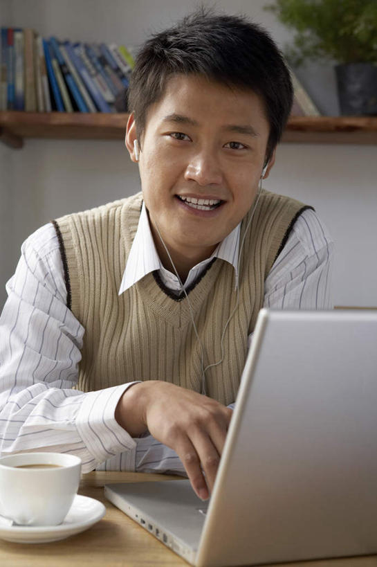 咖啡,一个人,坐,微笑,竖图,室内,正面,毛衣,衬衫,笔记本电脑,互联网,技术,植物,北京,日光,中国,咖啡杯,听,灯,耳麦,安静,摄影,东亚,年轻男性,中国人,年轻人,半身,彩图,咖啡馆