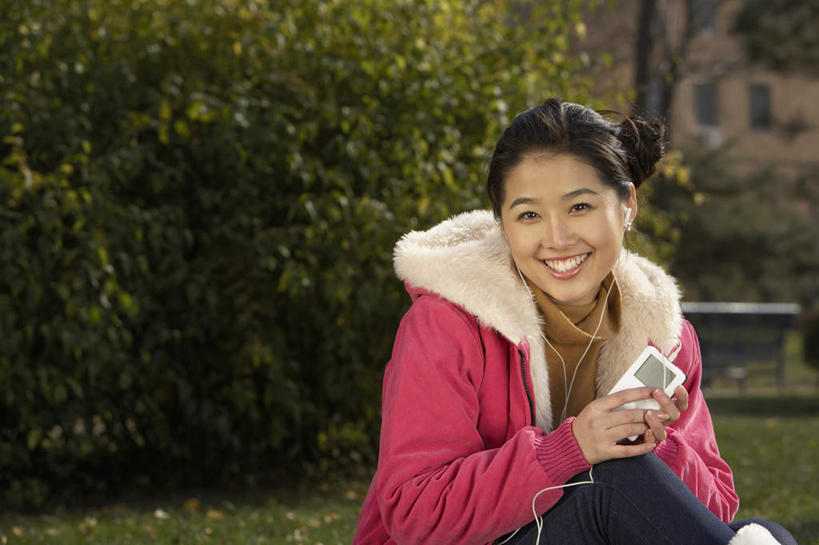 东方人,少年,成年人,一个人,站,坐,微笑,横图,竖图,室外,白天,留白,正面,度假,陶醉,夜生活,快乐,日光,中国,亚洲,仅一个年轻女性,仅一个女性,仅一个人,音乐,听,音乐播放器,休闲装,校园,树,停车,耳麦,随身听,享受,休息,休闲,安静,放松,主席,军人,专心,领导,享乐,总统,近景,MP3播放器,东亚,北京市,政治家,理论家,首脑,战略家,快活,欢愉,康乐,老布什,乔治.赫伯特.沃克.布什,无忧无虑,年轻女性,女人,女性,亚洲人,中国人,年轻人,大学生,休闲活动,彩图,高兴,播放器,沉醉