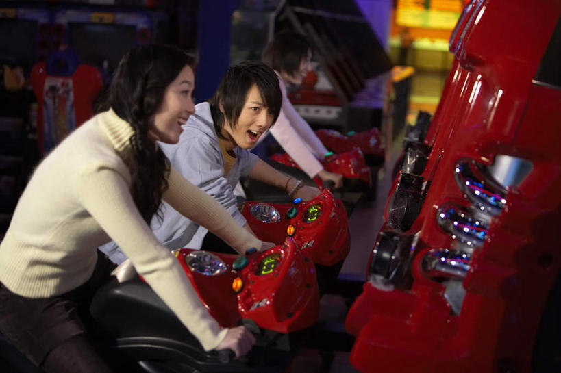 东方人,少年,成年人,一个人,三个人,学生,坐,微笑,横图,室内,正面,侧面,毛衣,度假,夜生活,游戏,快乐,兴奋,友谊,竞争,中国,亚洲,仅一个男性,仅一个年轻女性,仅一个女性,仅一个人,牛仔裤,休闲装,仅一个年轻男性,骑,休闲,放松,活力,照亮,荧光,享乐,近景,游戏厅,东亚,北京市,快活,欢愉,康乐,男人,男性,年轻男性,年轻女性,女人,女性,亚洲人,中国人,年轻人,休闲活动,半身,彩图,高兴,电子游戏机,计算机游戏