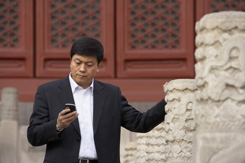 中年人,一个人,商务人士,商务男性,站,横图,正面,仰视,衬衫,通讯,手机,北京,中国,套装,摄影,商务装,工薪阶层,东亚,中年男性,中国人,白领,上班族,彩图,低角度拍摄,衬衣