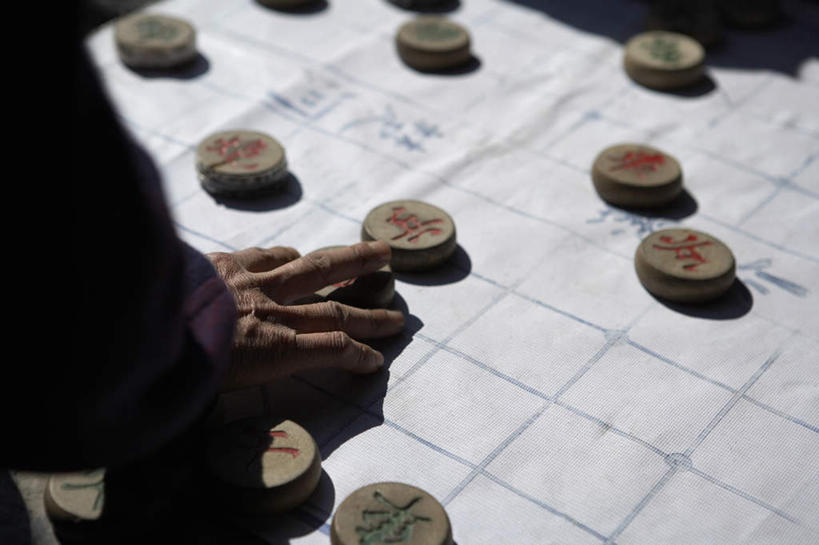 老年人,手,一个人,横图,俯视,室外,正面,北京,中国,传统,休闲,棋子,摄影,专心,中国文化,东亚,中国象棋,老年男性,男人,男性,中国人,彩图,高角度拍摄