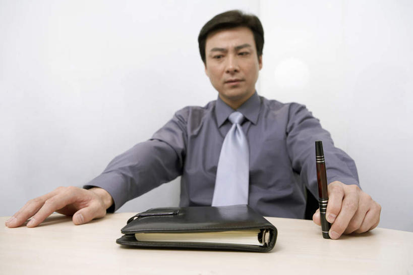 东方人,成年人,中年人,一个人,商务人士,商务男性,办公室,会议室,坐,横图,室内,正面,衬衫,商务,中国,亚洲,仅一个男性,仅一个人,仅一个中年男性,捆扎,套装,会议,会议桌,围墙,拿着,水笔,笔记本,看,职业,办公大楼,想,皱眉头,悲伤,日记,专心,伤心,难过,经理,文档,商务装,工薪阶层,东亚,北京市,悲哀,活页夹,哀痛,悲戚,悲痛,男人,男性,中年男性,亚洲人,中国人,白领,上班族,书,半身,彩图,衬衣,办公室职员